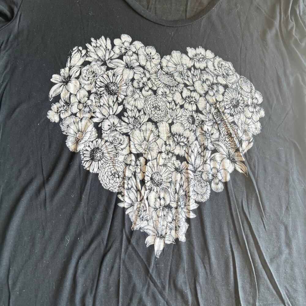 Womenβs M short sleeve black T-shirt with a heart full of flowers on front